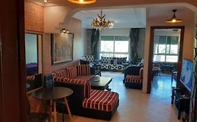 Stay Here, Nice Apartment With Garden View In Center, 1 Min Walk From Beach